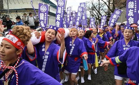 Women take part in Japans 1,250